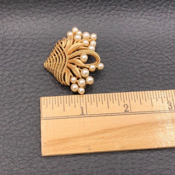 Crown Trifari Basket Brooch 1960s Faux Pearl Bouquet Gold Tone TV & Book Piece - Picture 6 of 6
